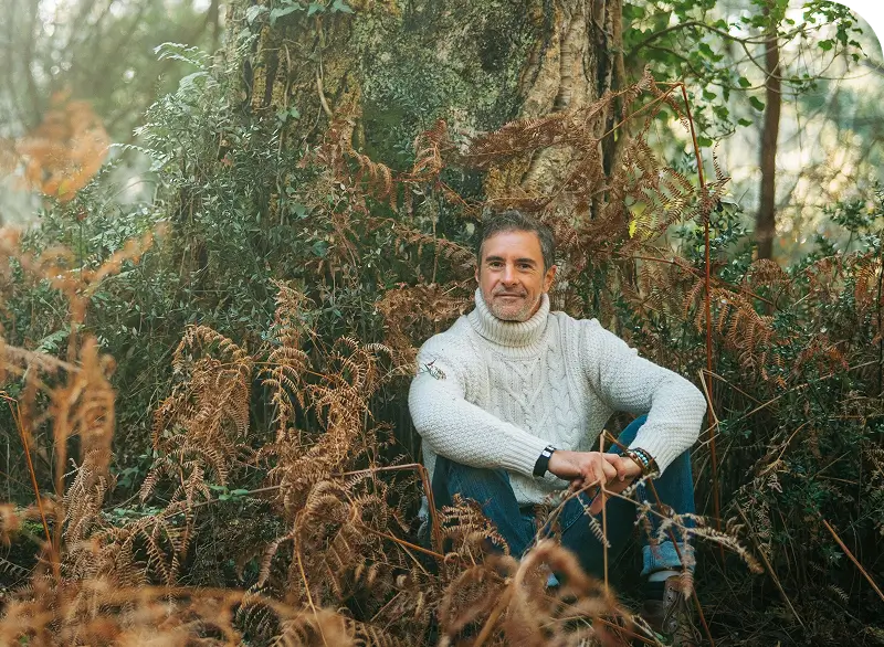 Pierre Lapoujade debout en forêt