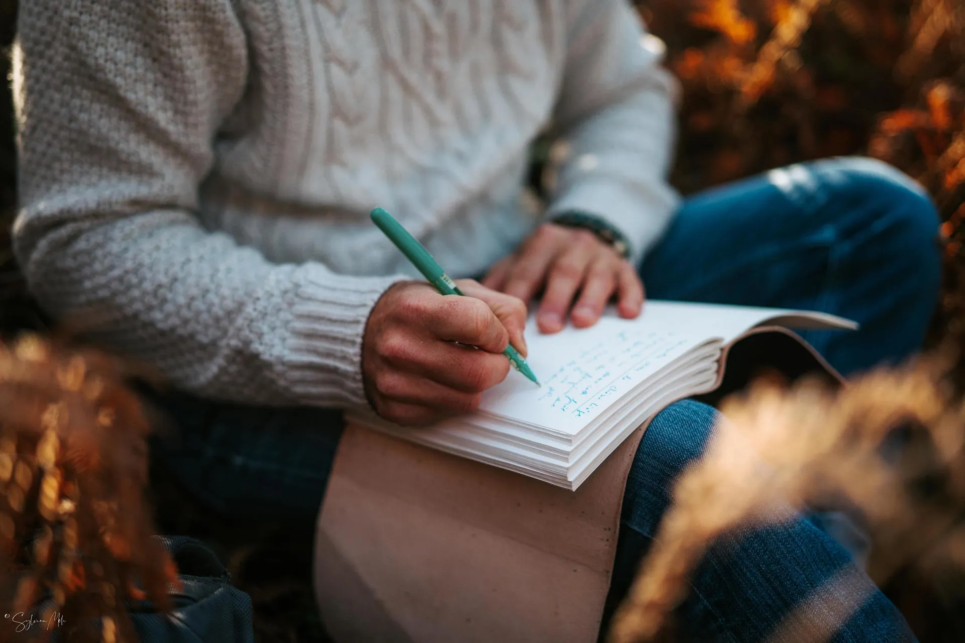 Carnet manuscrit dans les mains d'une personne