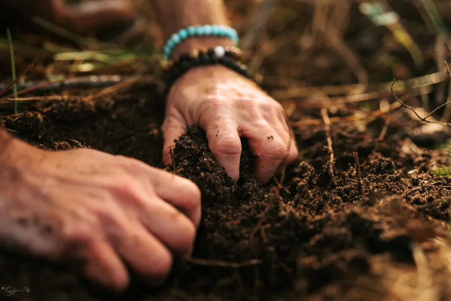 Portrait de Pierre Lapoujade sur un fond sombre