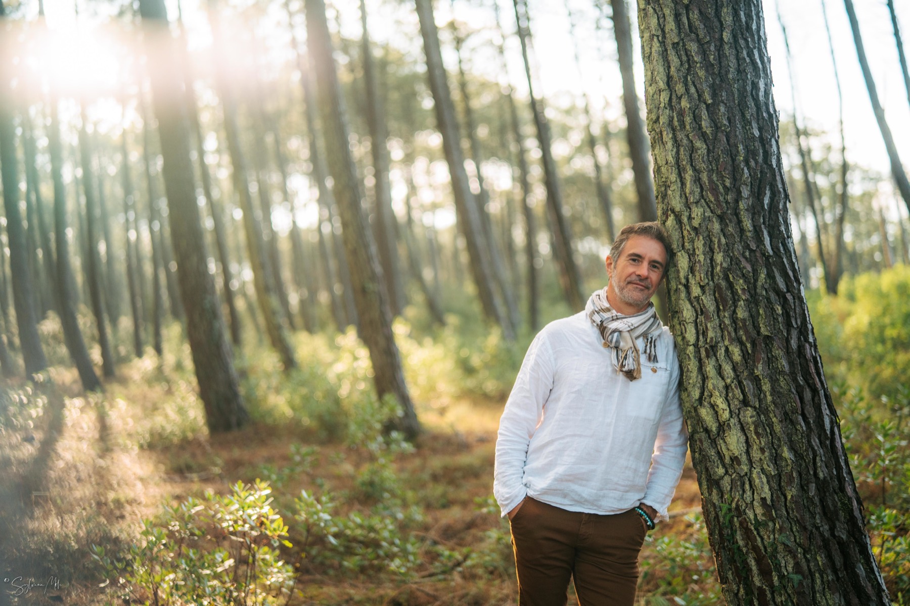 Pierre Lapoujade debout dans la nature