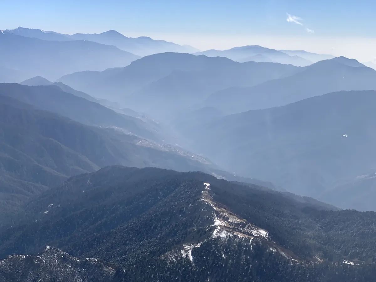 Drapeaux colorés et sommets de l’Himalaya