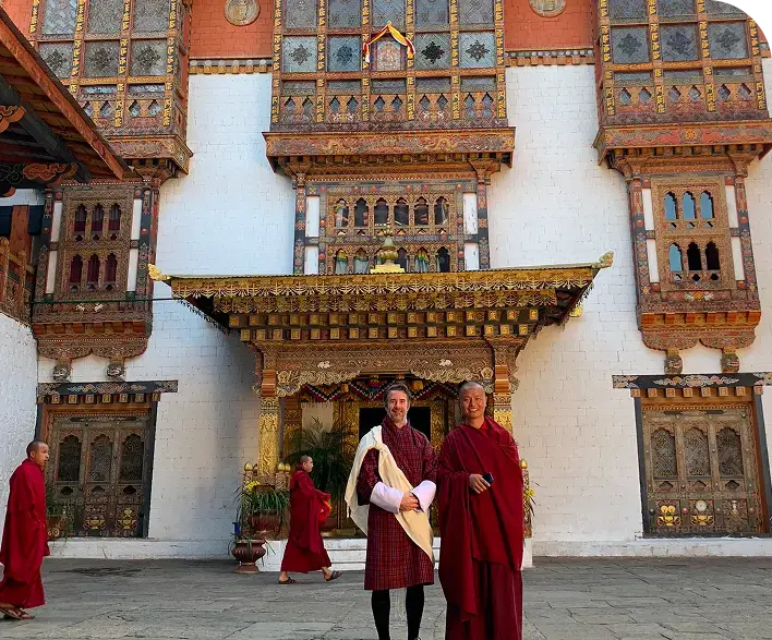 Pierre Lapoujade au Bhoutan devant un monastère