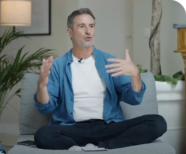 Pierre Lapoujade assis, en train de transmettre