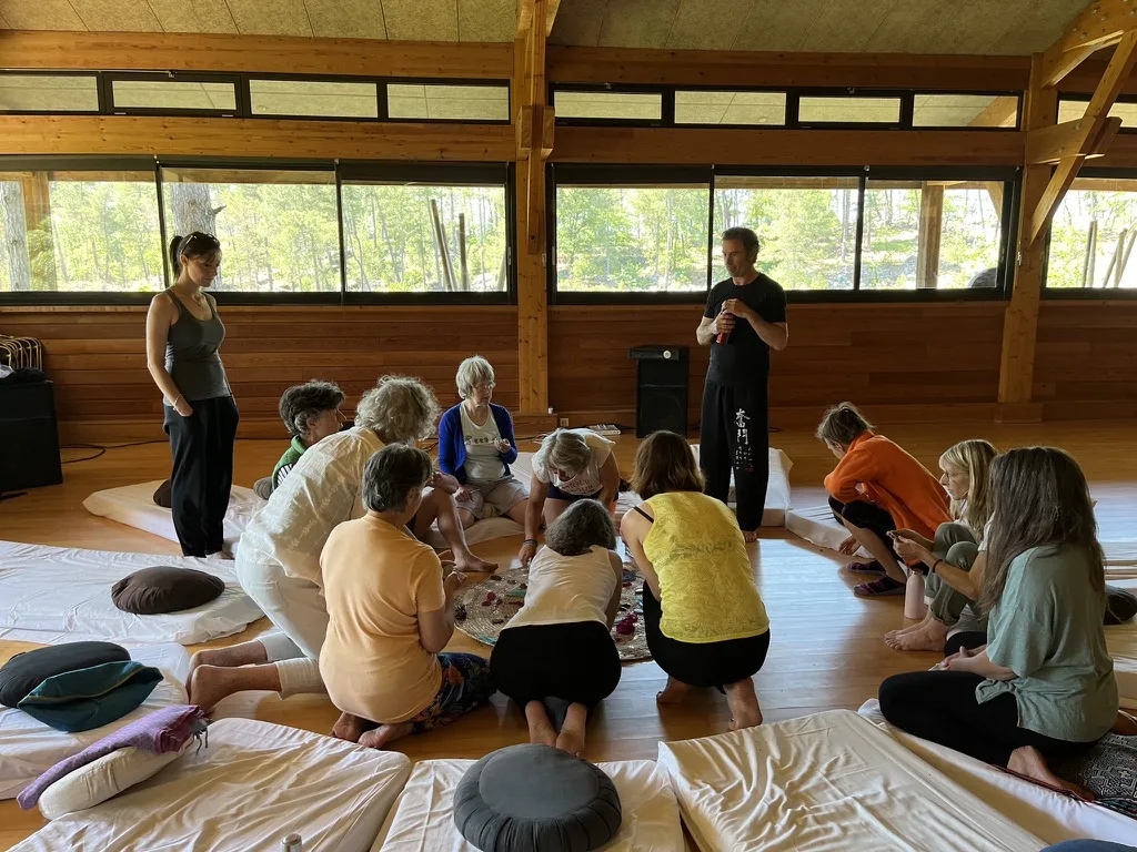 Participants rassemblés en cercle dans la salle