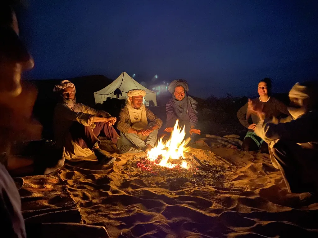 Veillée autour du feu dans le désert