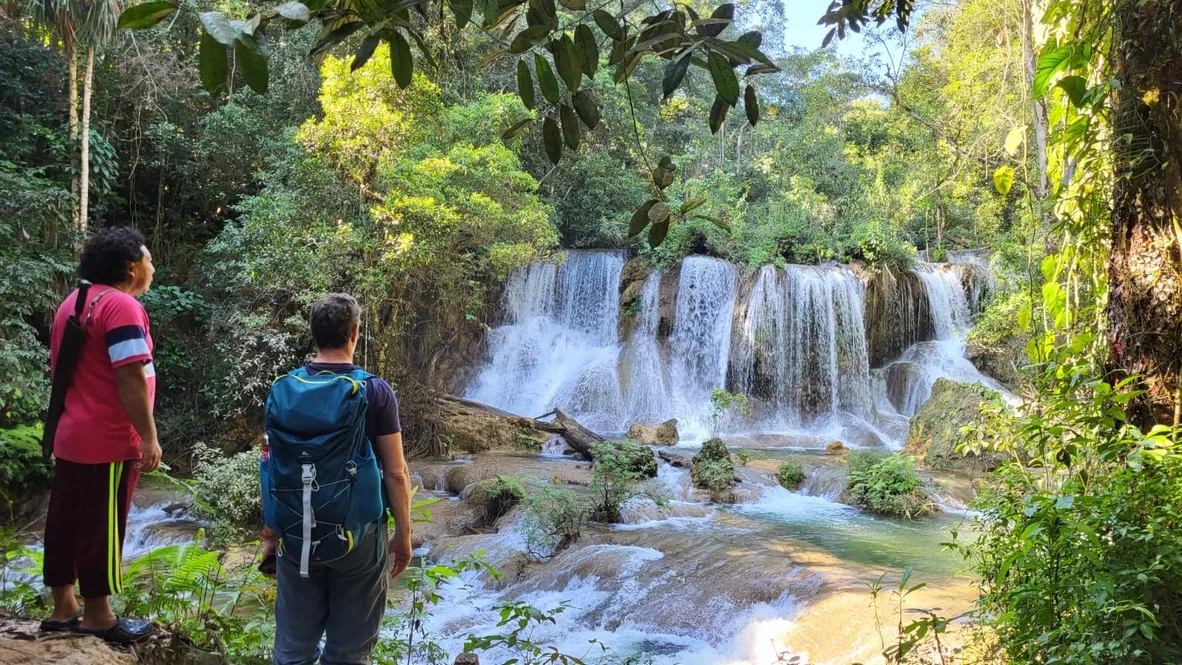 Balade devant une cascade