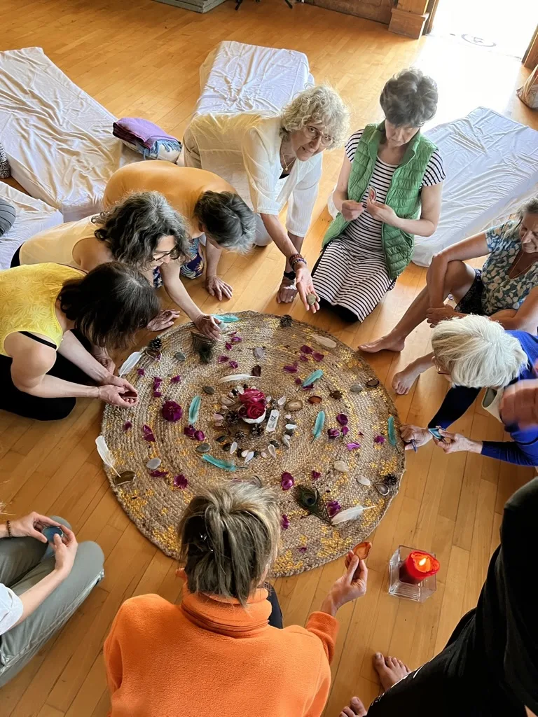 Participants réunis autour d’un cercle de stage