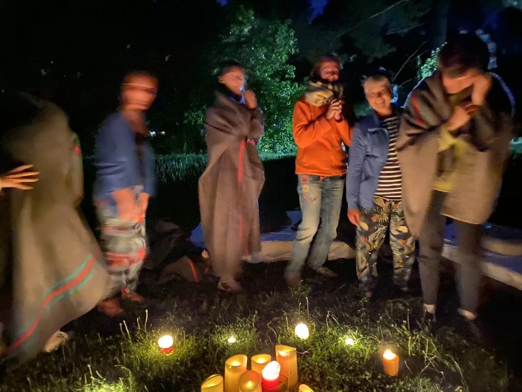 Veillée de groupe autour de bougies